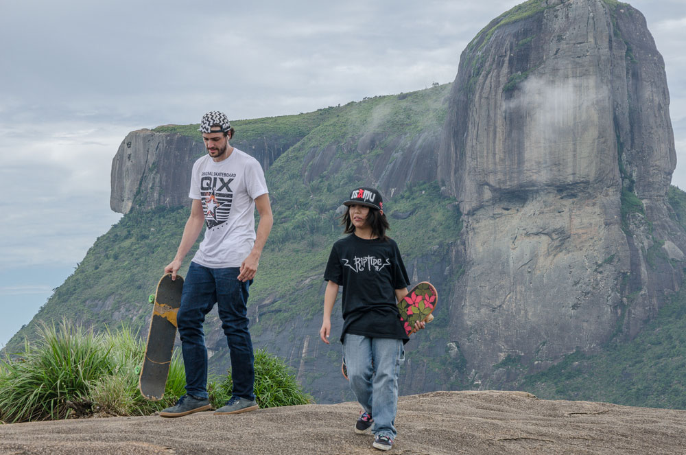 alexandre-feliz-e-isamu-com-pedra-da-gavea-no-fundo.jpg