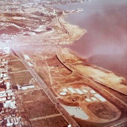 Marinha em  fins de 1977
o Monstro ainda não concretado, moldado na areia.
Bem no centro da foto aérea, próximo das canchas já concretadas
Pode ser a certidão de nascimento. Um sonho da pioneira geração do skate aqui do Rio Grande do SUL.
Marco divisor, do que se tinha do skate de lombas (ladeiras) da capital gaúcha, para o advento Concreto