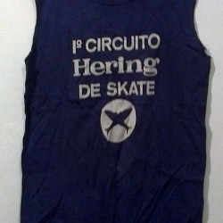 Camiseta do Hering. A moda era tirar as mangas, estilo bem irreverente dos skatistas da época