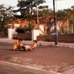 Lombas, berço do skate dos anos 70. Aqui a dupla em catamarãs na Hidráulica do Menino Deus em POA
