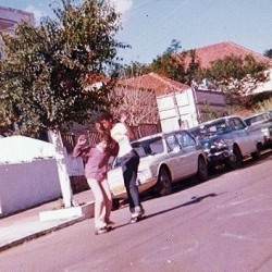 O velho estilo do Surf no asfalto, caracteriza o skate antes do advento Marinha do Brasil  ( Foto , Claudio Gotan e Henrique BRANKA ) Lomba da Hidráulica, em 1975