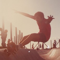 Dois dias antes da inauguração, eu mesmo não conseguia espera mais para estrear como um todo. A pista pronta era uma tentação dos DEUSES.  Foto (Alexandre fornari) Obs. Nota se as telas de proteção....fruto da ideologia que skate ainda era crime no final dos anos 70