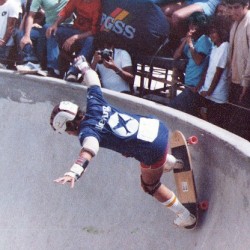 Hering de skate, em Setembro de 1979. Foto Giovani Mancuso, enfrentando umas das baterias finais no Bowl do Marinha